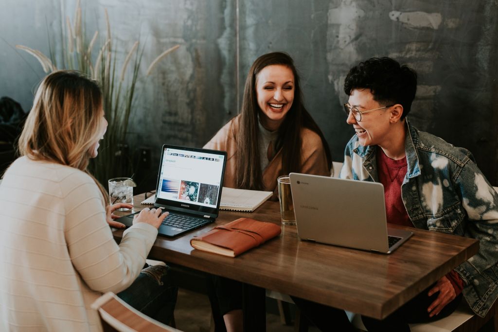 Flex Office : tout savoir sur la dernière tendance 2 collaborateurs epanouis 3