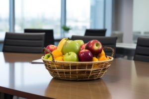 Un panier de fruit sur un bureau en flex office