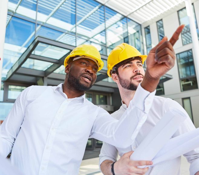 Bauleiter und Architekten Team treffen eine Entscheidung bei einem Bau Projekt