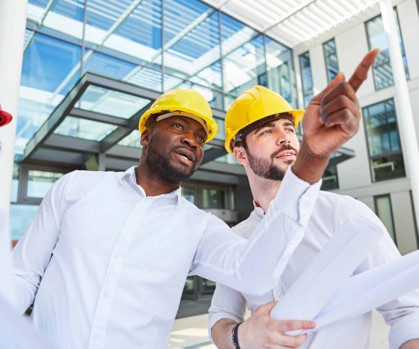Bauleiter und Architekten Team treffen eine Entscheidung bei einem Bau Projekt
