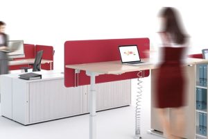 Femme de dos devant un bureau