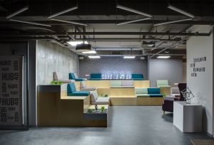 Aménagement de bureaux en 2024 : quelles sont les tendances ? 2 espaces de travail collaboratifs 1