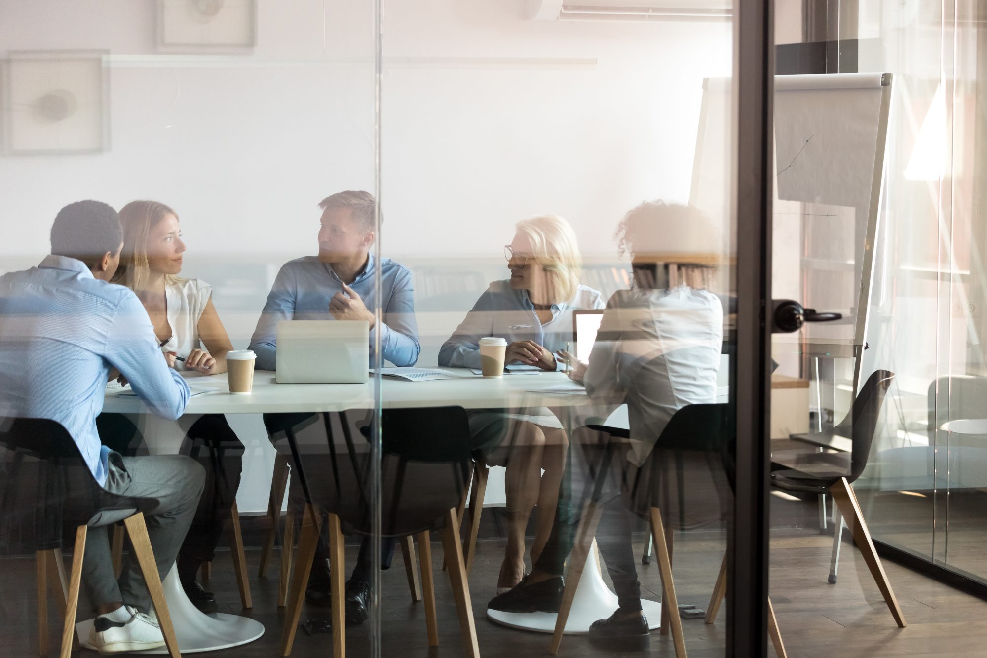Les petits espaces : Les nouveaux défis de l'aménagement de bureau 2 adobestock 249826261 e1701166357903
