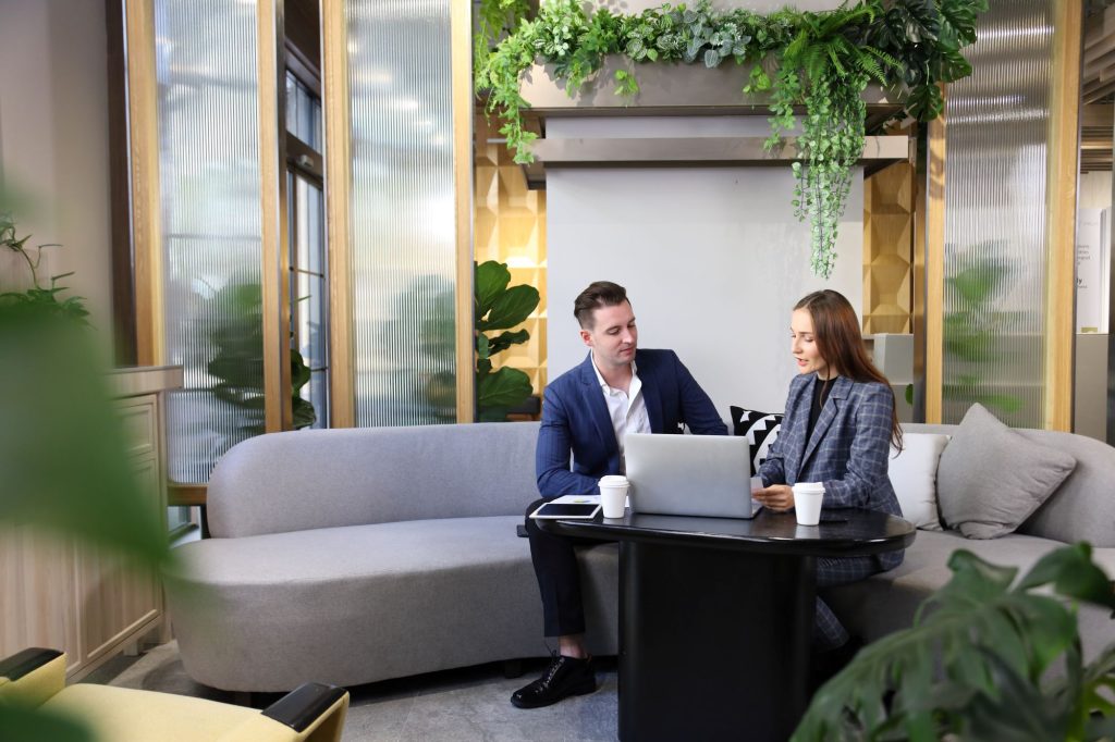 Rénovation de bureaux : comment remotiver ses collaborateurs ? 2 espaces de travail verts