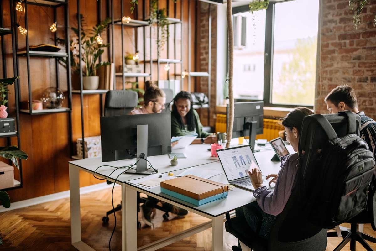 Quelles tendances RH pour 2024 et comment mieux adapter sa stratégie de marque employeur pour les 3 années à venir ? 1 Employee work flex office