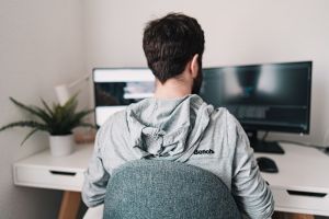 Personne qui travail depuis chez elle