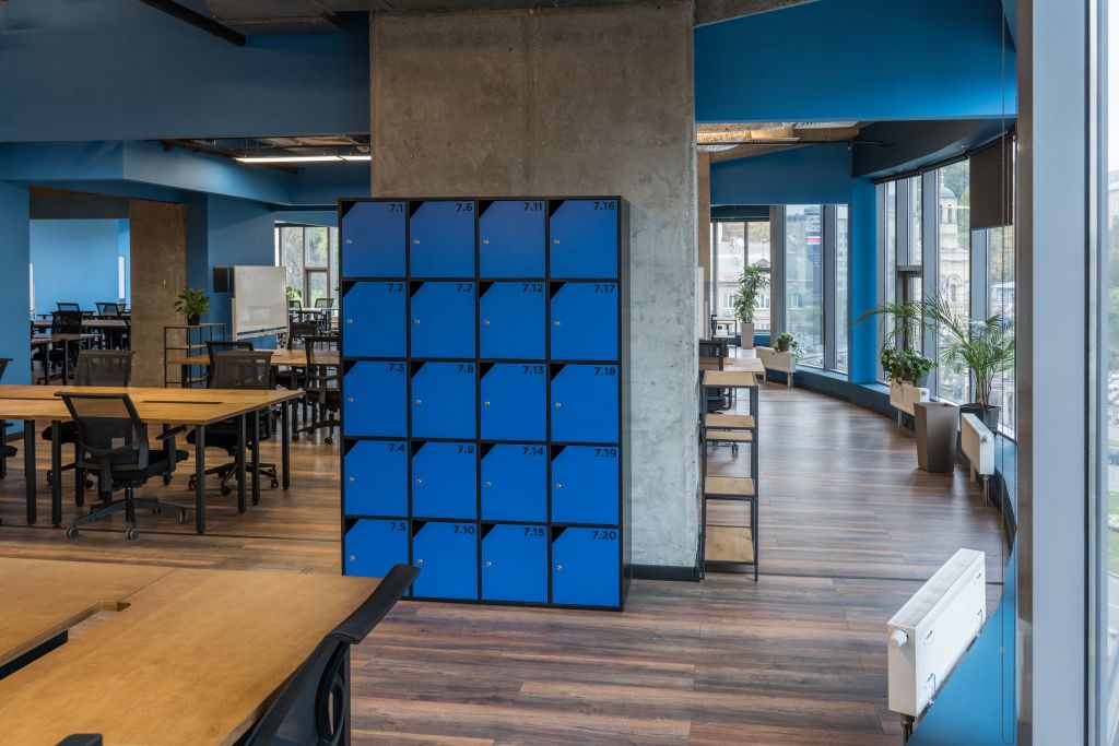 Aménagement de bureaux en 2024 : quelles sont les tendances ? 3 office lockers