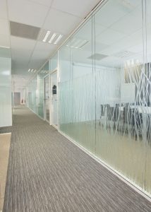 La vitrophanie, principe du «caché-révélé» 6 vitrophanie bureaux fermés et couloir entreprise CASIO
