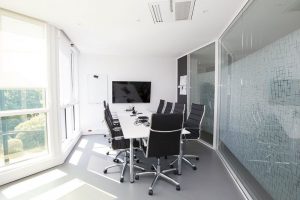 La vitrophanie, principe du «caché-révélé» 4 vitrophanie salle de réunion style moderne design