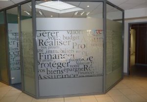 La vitrophanie, principe du «caché-révélé» 7 vitrophanie mots-clés entreprise