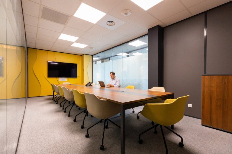 Grande salle de réunion corporate dans les ton jaune